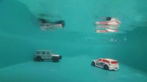 Машинки по трамплину ныряют в воду