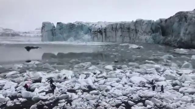 Туристов чуть не "смыло" огромной волной))) смотреть онлайн