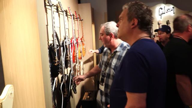 Jeff Garlin Walks the Gibson Custom Shop Booth with Gibson's Matt Hallam - NAMM 2019 смотреть онлайн