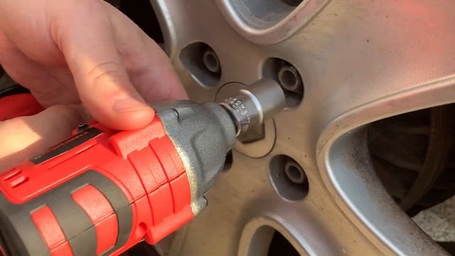 Тест китайского гайковерта onevan на колесных гайках смотреть онлайн