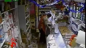 Продавец крадет деньги из кассы