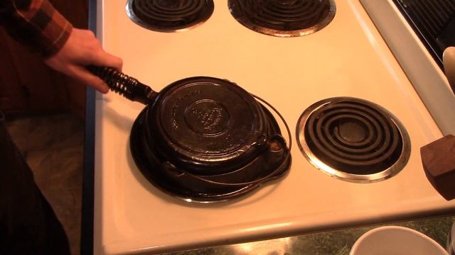 Waffles On A Vintage Wagner Waffle Iron - Swamp Yankee Cooking смотреть онлайн