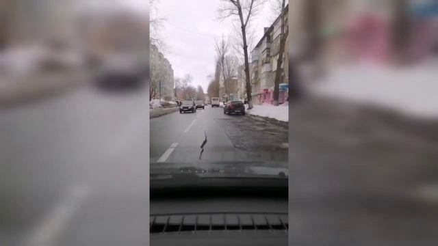 На Большой Садовой под машинами провалился асфальт смотреть онлайн