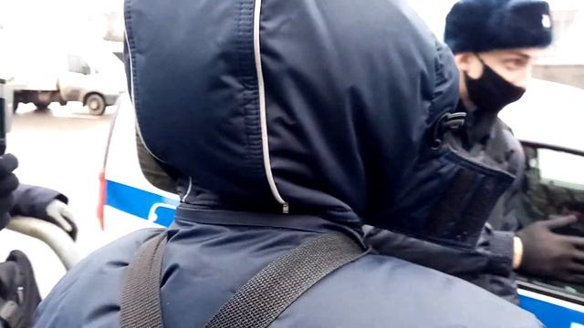 Контролёры украли паспорт. Полиция забрала контролёров. Спасли пассажира без перчаток смотреть онлайн