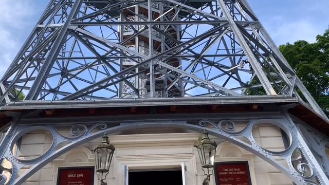 #6 Tháp Eiffel nhỏ và vườn hồng ở Praha смотреть онлайн