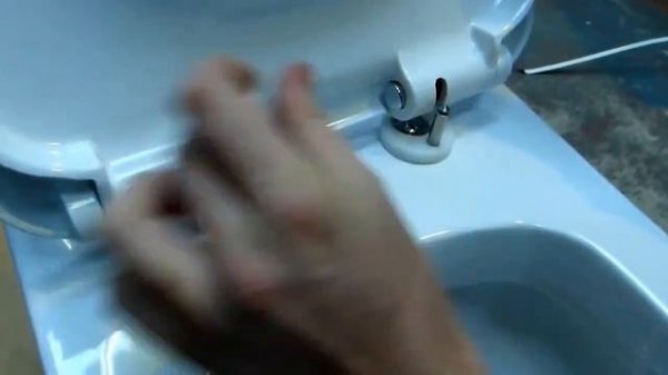 Установка сиденья с микролифтом на унитаз