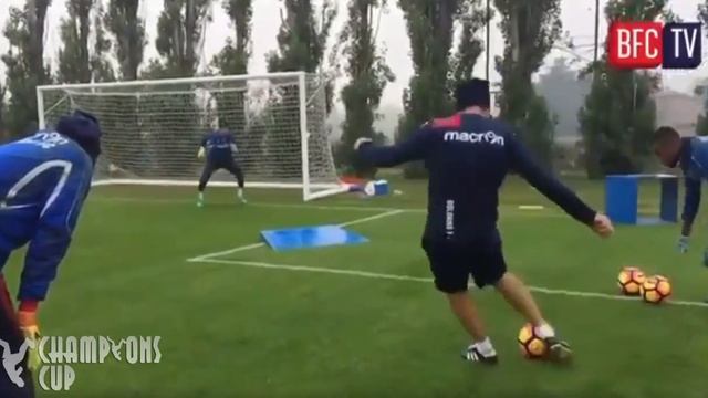 Крутые тренировки вратарей в "Болонье" смотреть онлайн