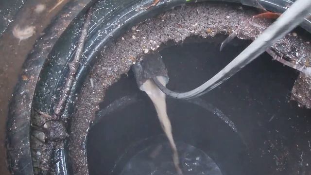 Прочистка труб канализации. Бытовой засор из за жира в трубе. смотреть онлайн