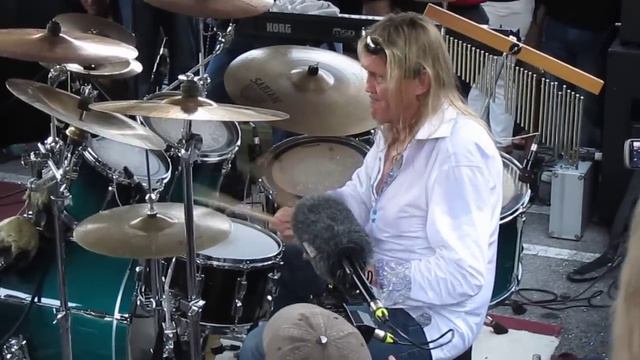 Nicko McBrain peforming Run To The Hills live @ Rock N Roll Ribs - 4/15/2011 смотреть онлайн