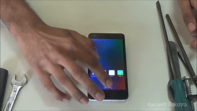 Screen Test of Xiaomi Redmi 2 Scratch and strike testing with Knife & Screwdriver смотреть онлайн