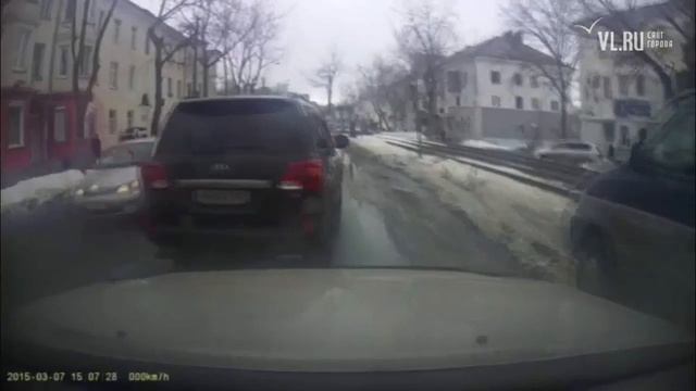 VL.ru - Land Cruiser объехал пробку на Борисенко по встречке смотреть онлайн