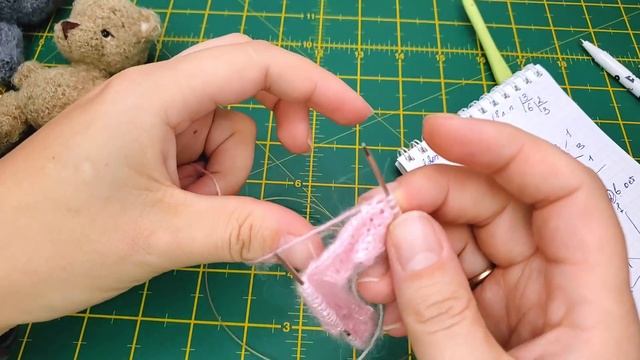 Платье спицами на игрушку и куклу // Подробный мастер класс // Кетлевка зубчатого края смотреть онлайн