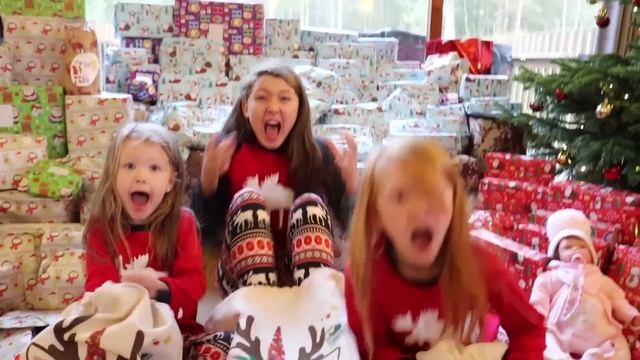 CHRISTMAS MORNING OPENING PRESENTS - MEGA SHOCK REACTION! VLOGMAS DAY 26! смотреть онлайн