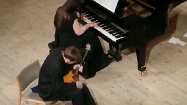 Yuriy Lysenko - balalaika, Oksana Ryndenko - piano. E. Zubtsov "Chardash" смотреть онлайн