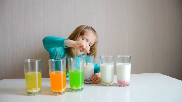 РАДУЖНЫЙ КОКТЕЙЛЬ ИЗ СКИТТЛС Молоко VS Газировка // Rainbow coctail Skittles Milk vs. Soda смотреть онлайн
