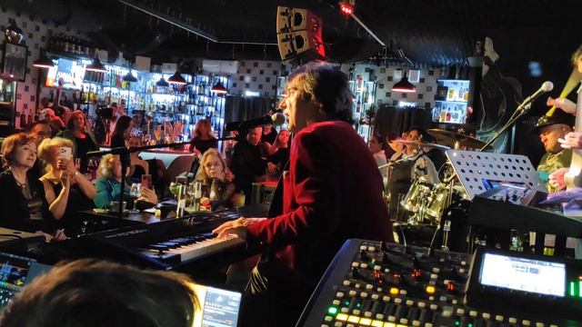 Кай Метов- Одинокая звезда (07/03/24 Москва, бар "Petter") смотреть онлайн