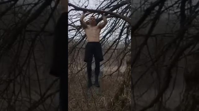 Тренируемся на свежем воздухе,подтягивания,отжимания,передний вис. смотреть онлайн