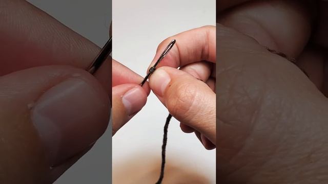 Как вдеть пряжу в иголку. 100% метод смотреть онлайн