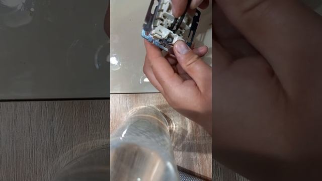 Сборка выключателя Legrand двухклавишный , причина разборки (сверчки при включении) смотреть онлайн