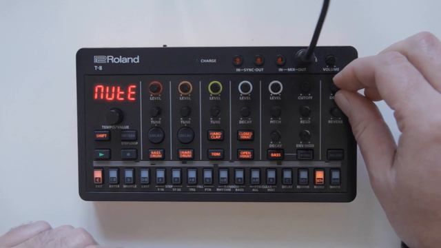 Roland T8 - Good Morning Acid #3 - Beat Machine Aira Compact смотреть онлайн