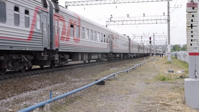 Приветливая бригада ведет ЭП2К-214 с пассажирским на ст. Дача Долгорукова (Ладожский вокзал) СПб смотреть онлайн