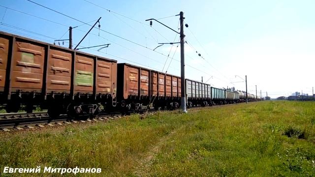 Электровоз ВЛ10-864 (ТЧЭ-21) с грузовым поездом. смотреть онлайн