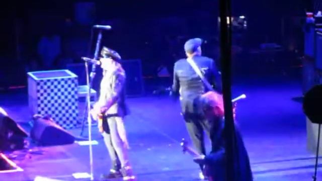 Cheap Trick performing "Hello There" at the Forum August 23, 2016. смотреть онлайн