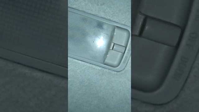 замена лампы освещения салона toyota corolla 120, как снять плафон на тоёте смотреть онлайн
