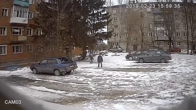 Рославль 12 Микрорайон Красноармейская 13 чужая малышня лазеет возле чужих окон