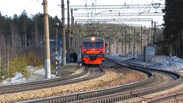 ЭД4М-0064 сообщением Екатеринбург-Пасс. - Нижний Тагил следует с остановкой через о.п. Сагра смотреть онлайн