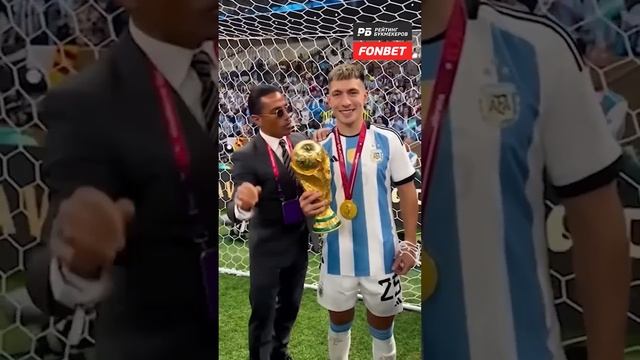 Чувак ВЫБЕСИЛ Месси! Только посмотрите, как он лез к Лео и Кубку мира после победы Аргентины на ЧМ смотреть онлайн