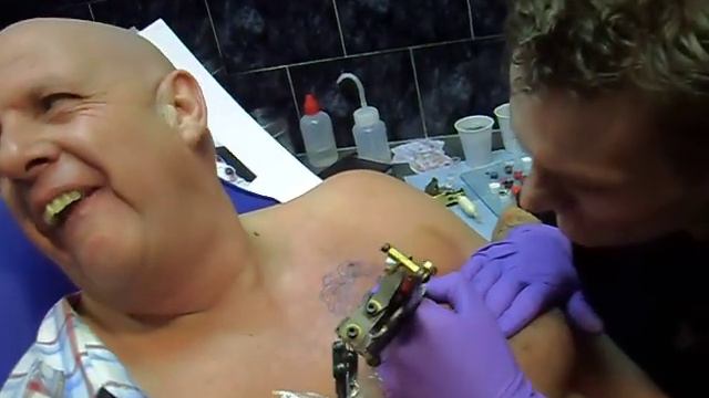 Henk Bres zet tattoo van grote liefde... смотреть онлайн