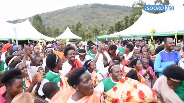 ABABYEYI B'IGICUMBI BAHIMBIYE INDIRIMBO JEANNETTE KAGAME, BATANGAZA KO BAZANATORA KAGAME смотреть онлайн