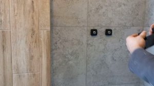 Установка смесителя в душевой кабине.