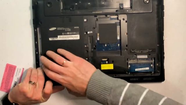 Разборка для чистки от пыли ноутбука Samsung RV518 смотреть онлайн