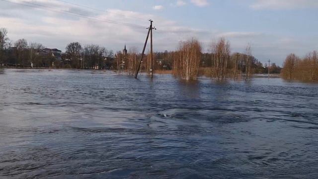 Водоворот на Вилии в Вилейке во время полноводья смотреть онлайн