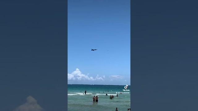 OVNI saliendo del mar ? en playa de Miami ?️. Emerge a una velocidad impresionante #OVNI #UFO #OSN смотреть онлайн