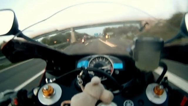 Yamaha YZF R1 RN12 VS. Honda CBR 929 RR SC 44 Acceleration Top Speed смотреть онлайн