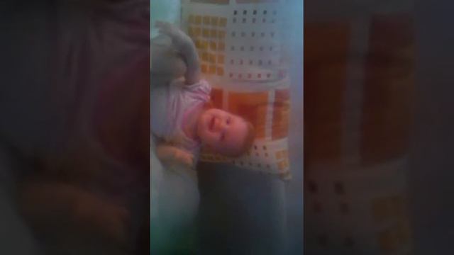 Ребенок смеется. Настена приколистка)) кому что, а нам пакетик и шур шур)) смотреть онлайн