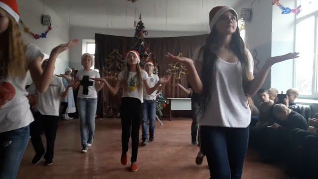 Наш танец под песню : Waka Waka