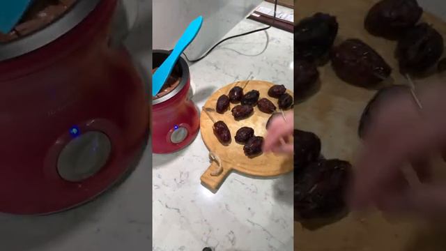 Финики в шоколаде. смотреть онлайн