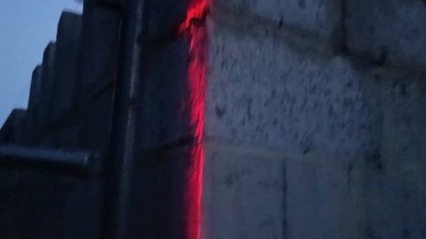 Ночная проверка работы каменщика. Уровень GRAVIZAPPA ? 500 мм и лазерный уровень Condtrol.