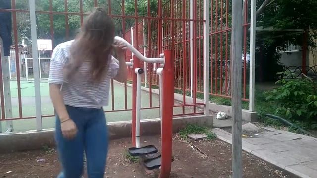 Спорт на улице в Ереване под песню Половина моя Эндшпиль смотреть онлайн