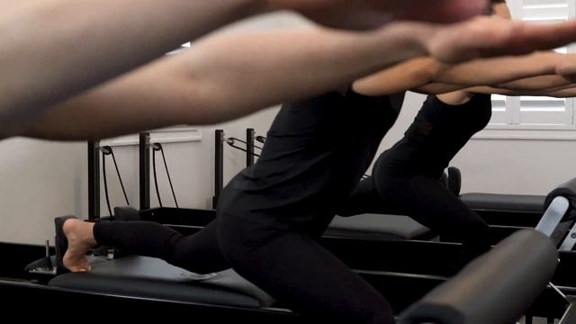 Studio Pilates Reformer Technique Tip - Scooter Lunges смотреть онлайн