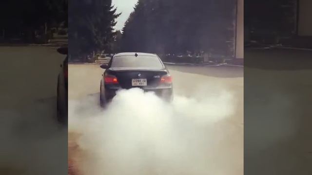 BMW M5 E60 Brutal Burnout/ БМВ М5 Е60 Жестко Валит