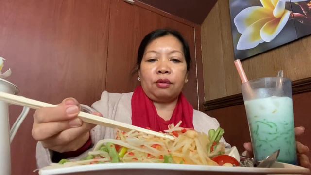 DELICIOUS PAPAYA SALAD IN BANGKOK RESTAURANT смотреть онлайн