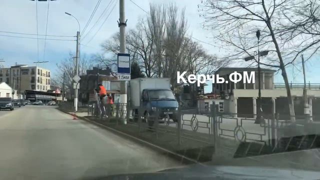 Ставят светофор? Рабочие убирают знак у пешеходного перехода на Свердлова смотреть онлайн