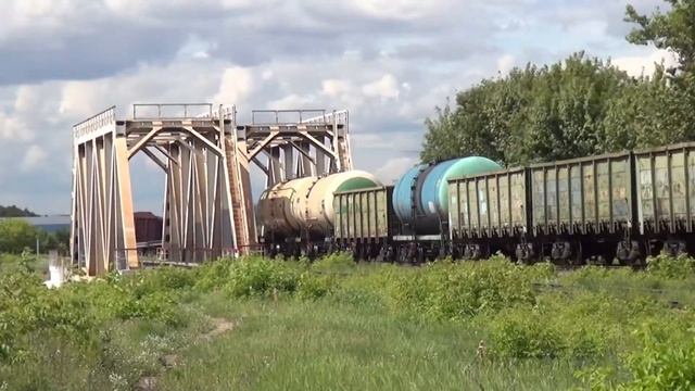 Летний денёк и поезда на мосту около станции Люблино-Сортировочное смотреть онлайн
