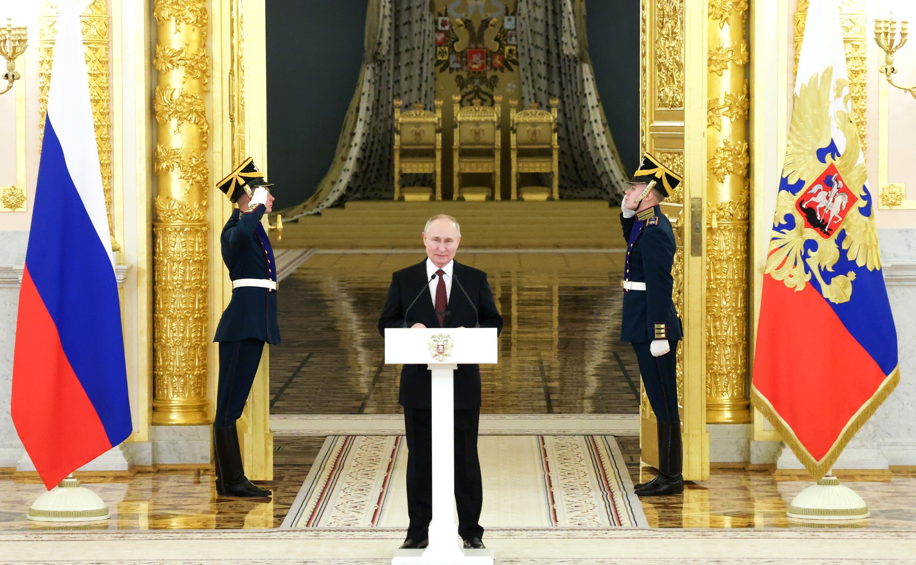 Владимир Путин принял верительные грамоты у 21 вновь прибывшего посла иностранных государств смотреть онлайн