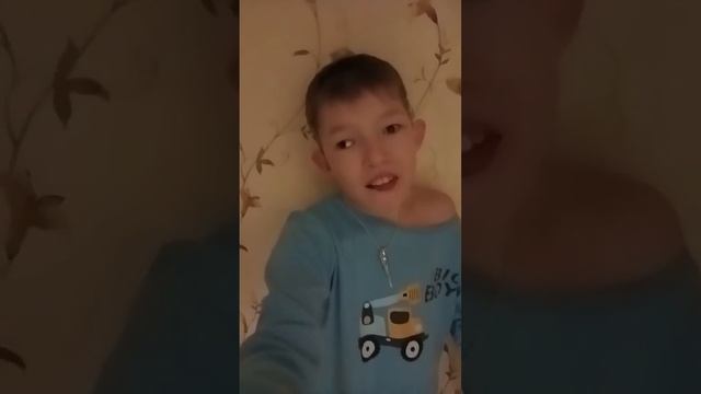 попросила брата подержать телефон смотреть онлайн